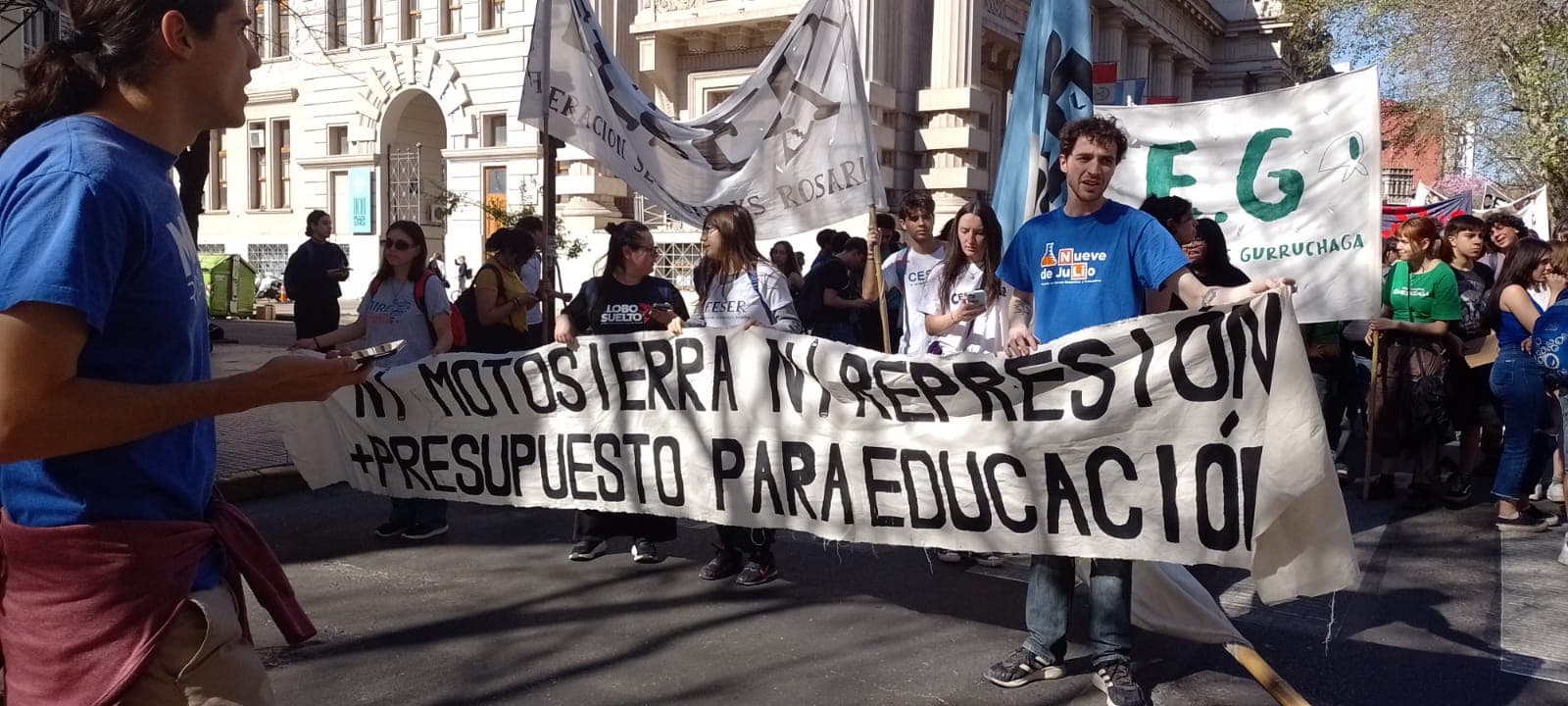 “El gobierno nacional nos está pegando a nosotros, los estudiantes, como a los trabajadores”