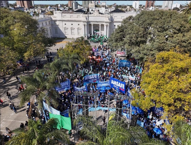 Pullaro logró la ley de reforma previsional con represión y votación a las corridas